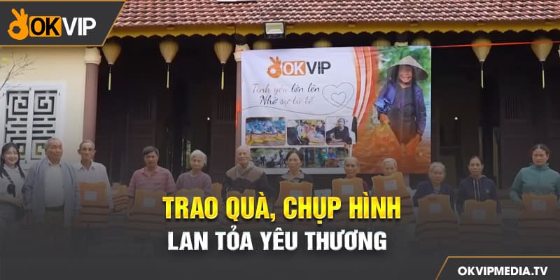 Những phần quà ý nghĩa được trao đến bà con