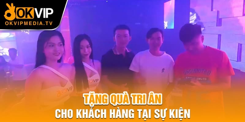 Tặng quà tri ân cho khách hàng tại sự kiện 