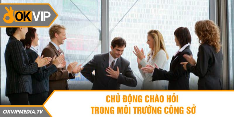 Chủ động chào hỏi trong môi trường công sở