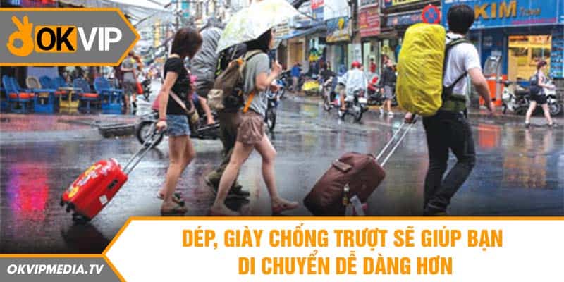 Dép, giày chống trượt sẽ giúp bạn di chuyển dễ dàng hơn