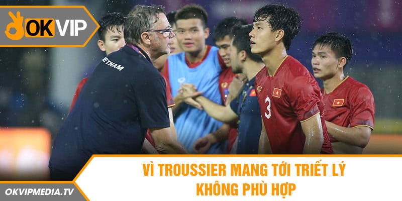 Vì Troussier mang tới triết lý bóng đá không phù hợp 