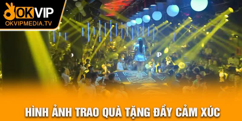 Hình ảnh trao quà tặng đầy cảm xúc