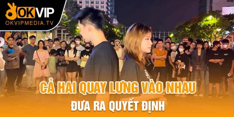 Cả hai quay lưng vào nhau đưa ra quyết định