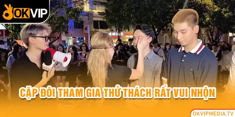 Cặp đôi tham gia thử thách rất vui nhộn